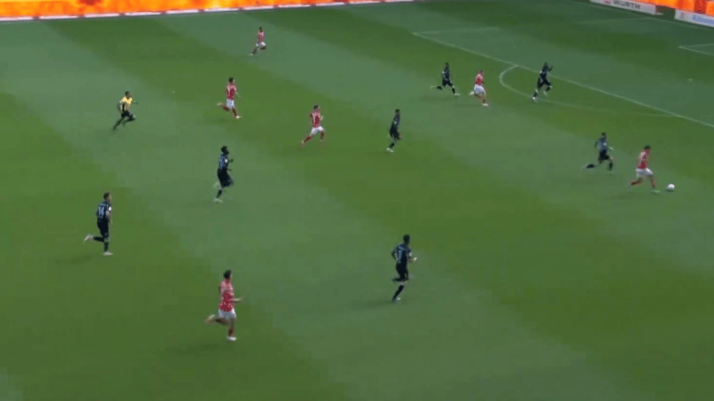 包含美因茨客场战平柏林联合，保持连胜不败的词条