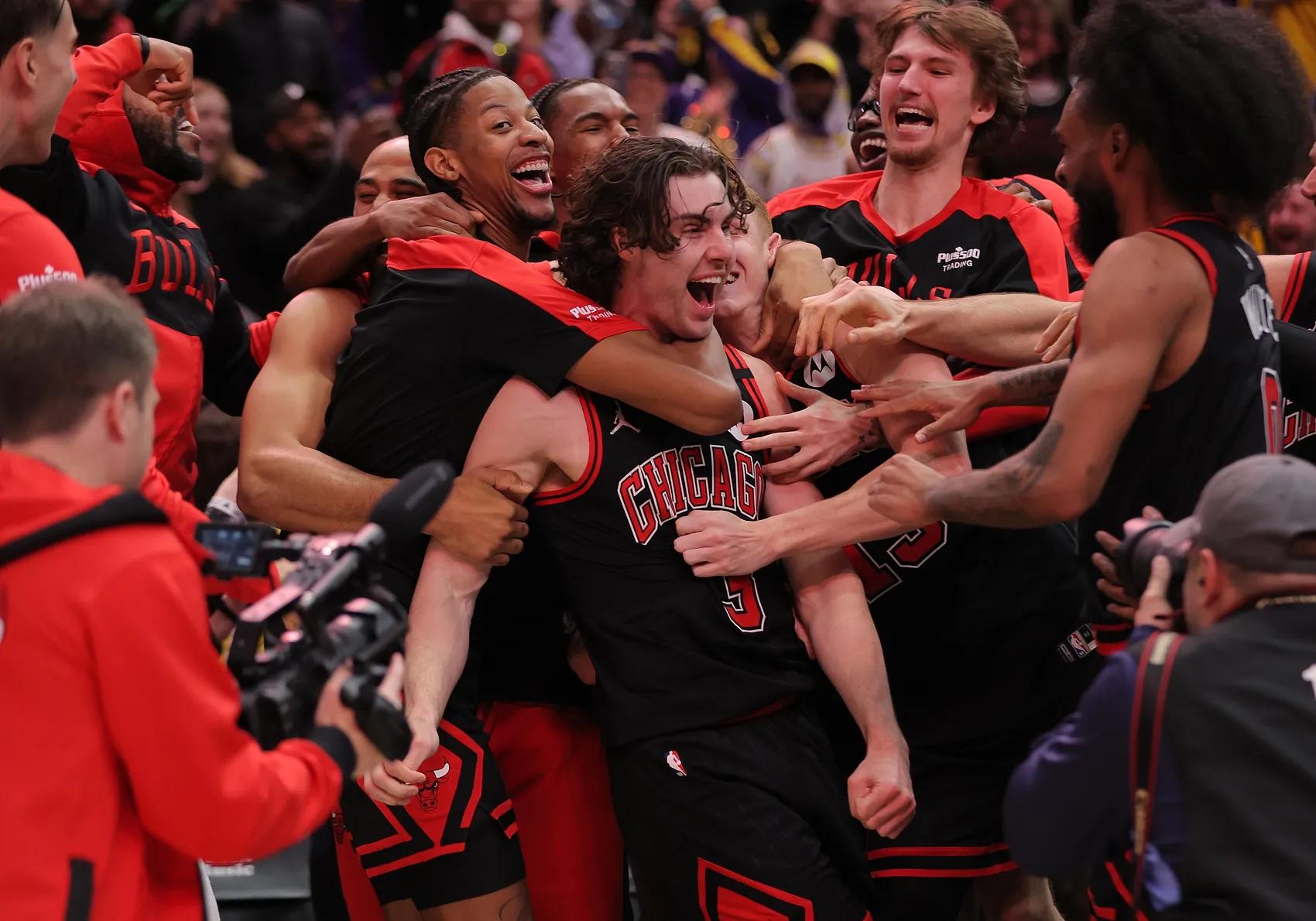 詹姆斯绝杀时刻，波尔津吉斯点燃赛场，热火迎来胜利！